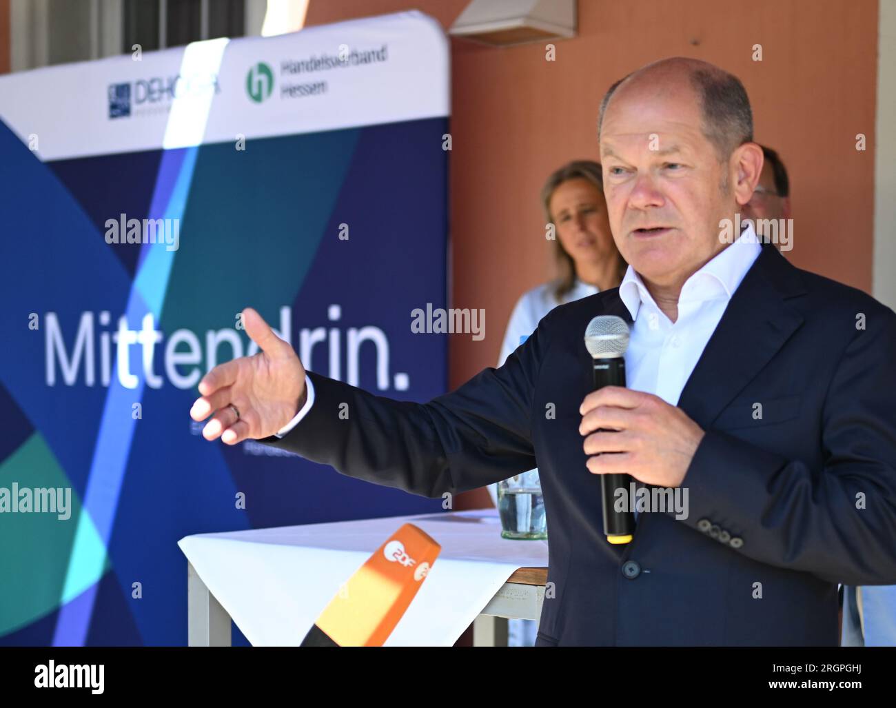 Wiesbaden, Germania. 11 agosto 2023. Il Cancelliere Olaf Scholz (SPD) interviene a un incontro con i rappresentanti del DEHOGA e dell'Associazione di commercio dell'Assia. L'ordine del giorno prevede anche una visita a un laboratorio di falegname a conduzione familiare a Mühlheim am Main e una discussione dei cittadini alla Trade Union House di Francoforte. Crediti: Arne Dedert/dpa/Alamy Live News Foto Stock