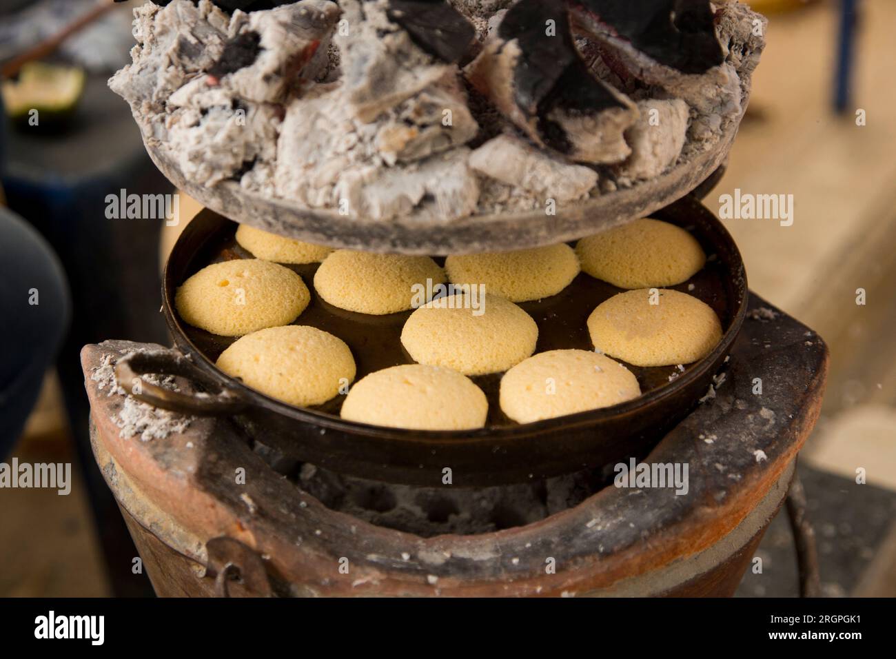 Dessert preparato con cocco in una bancarella di Street food nelle strade di Bangkok in Thailandia. Foto Stock