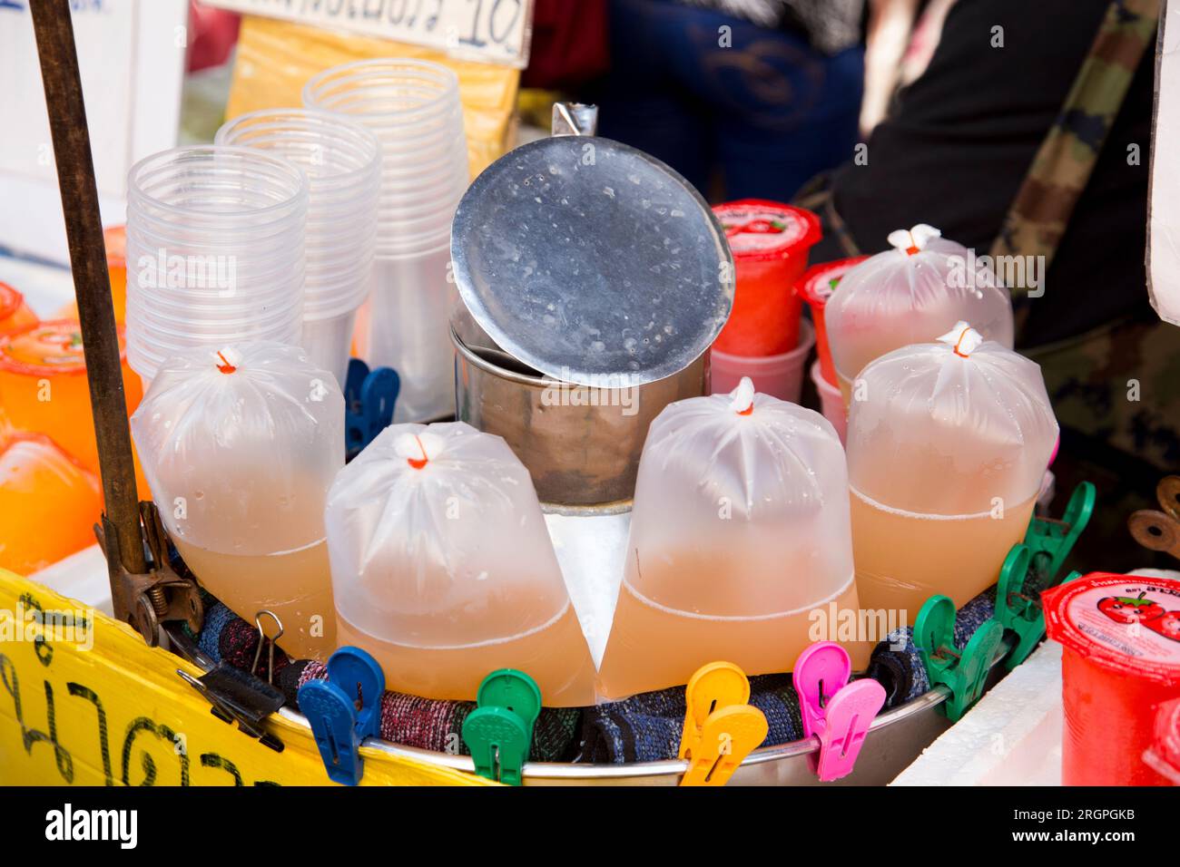 Cibo in sacchetti di plastica in una bancarella di Street food a Bangkok, Thailandia. Foto Stock