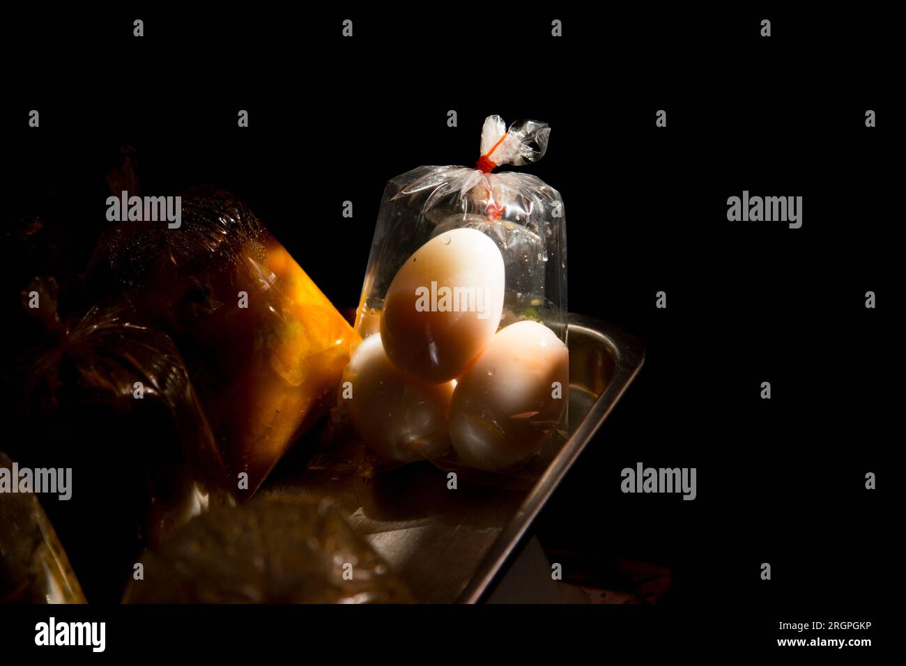 Cibo in sacchetti di plastica in una bancarella di Street food a Bangkok, Thailandia. Foto Stock