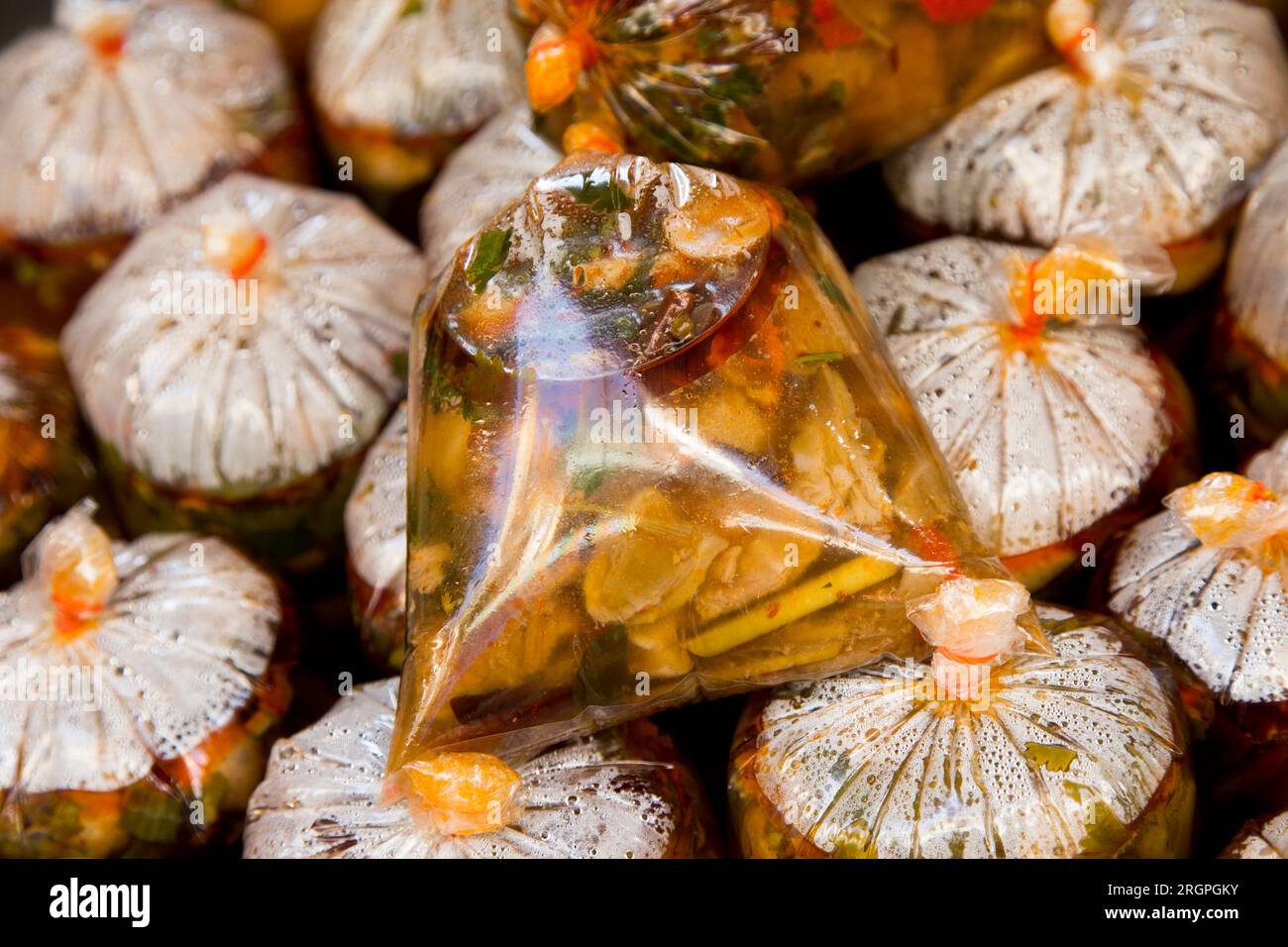 Cibo in sacchetti di plastica in una bancarella di Street food a Bangkok, Thailandia. Foto Stock