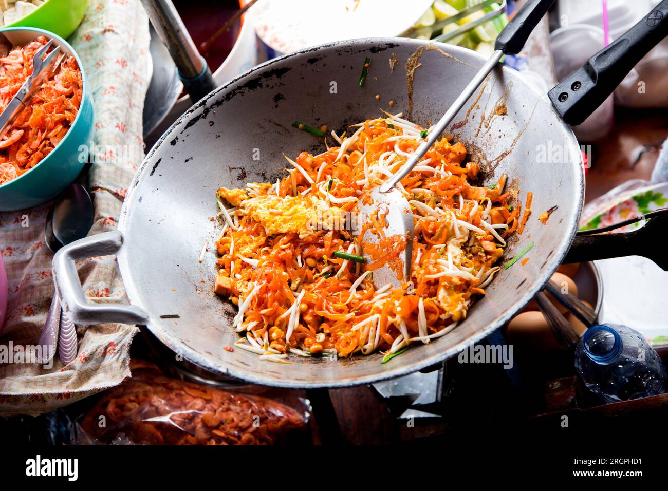 Chiosco Street food Cooking Pad Thai a Bangkok, Thailandia. Foto Stock