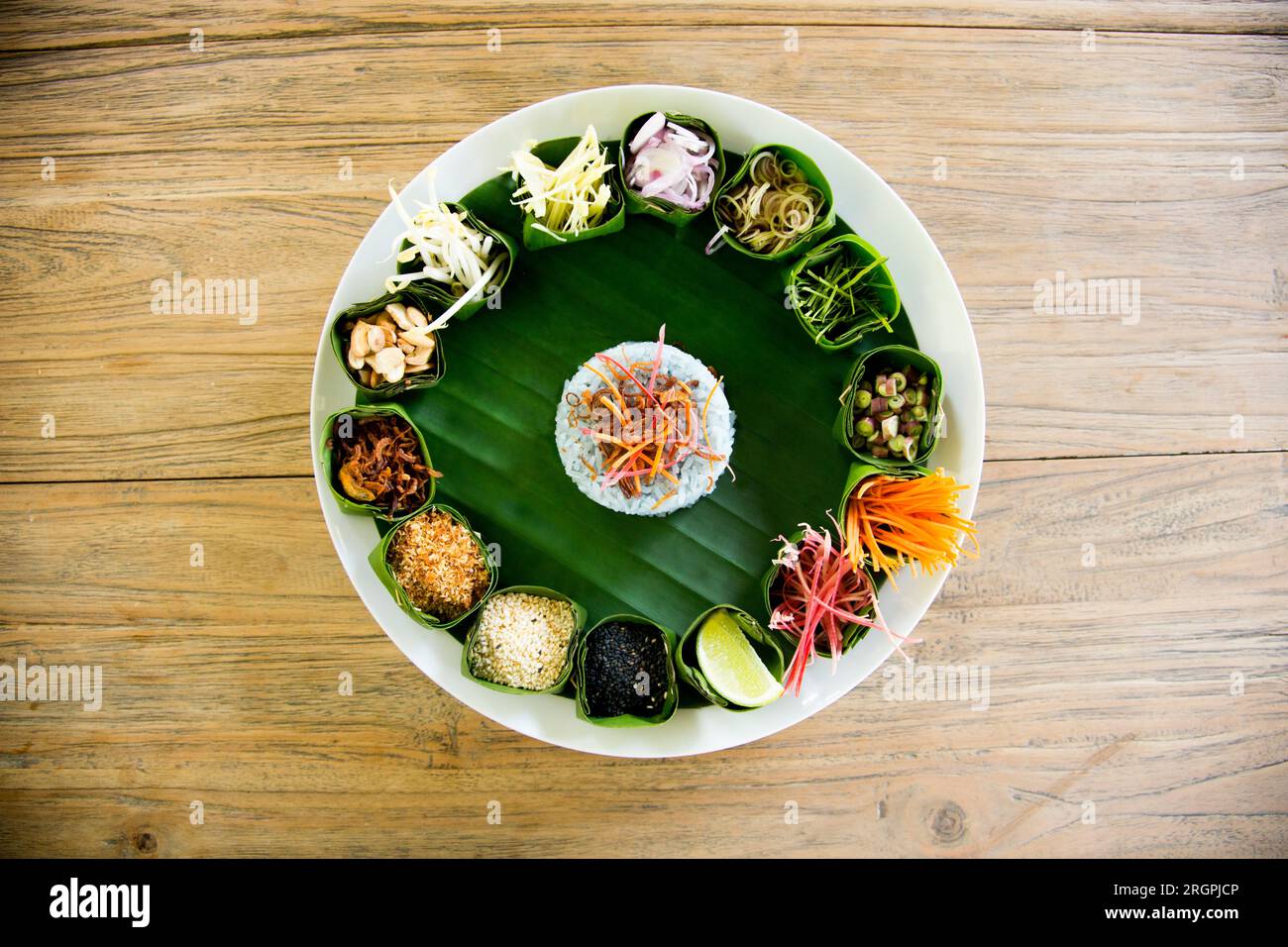 Khao Yam è un'insalata di riso tailandese meridionale servita con vari ingredienti locali. Foto Stock
