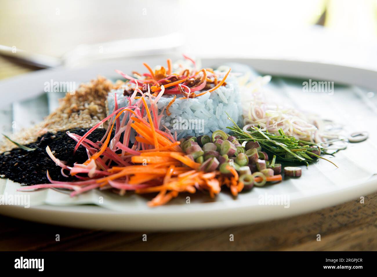 Khao Yam è un'insalata di riso tailandese meridionale servita con vari ingredienti locali. Foto Stock