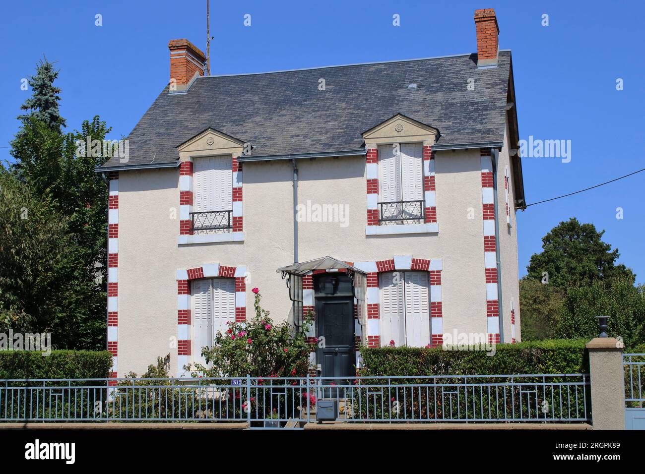 Vista di una tradizionale casa francese con un bell'ingresso e elementi di design qui situato ad Ardentes, un villaggio rurale della Francia centrale. Foto Stock