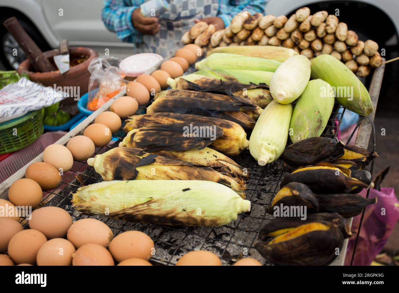 Banane su un grill in una bancarella di Street food a Bangkok. Foto Stock