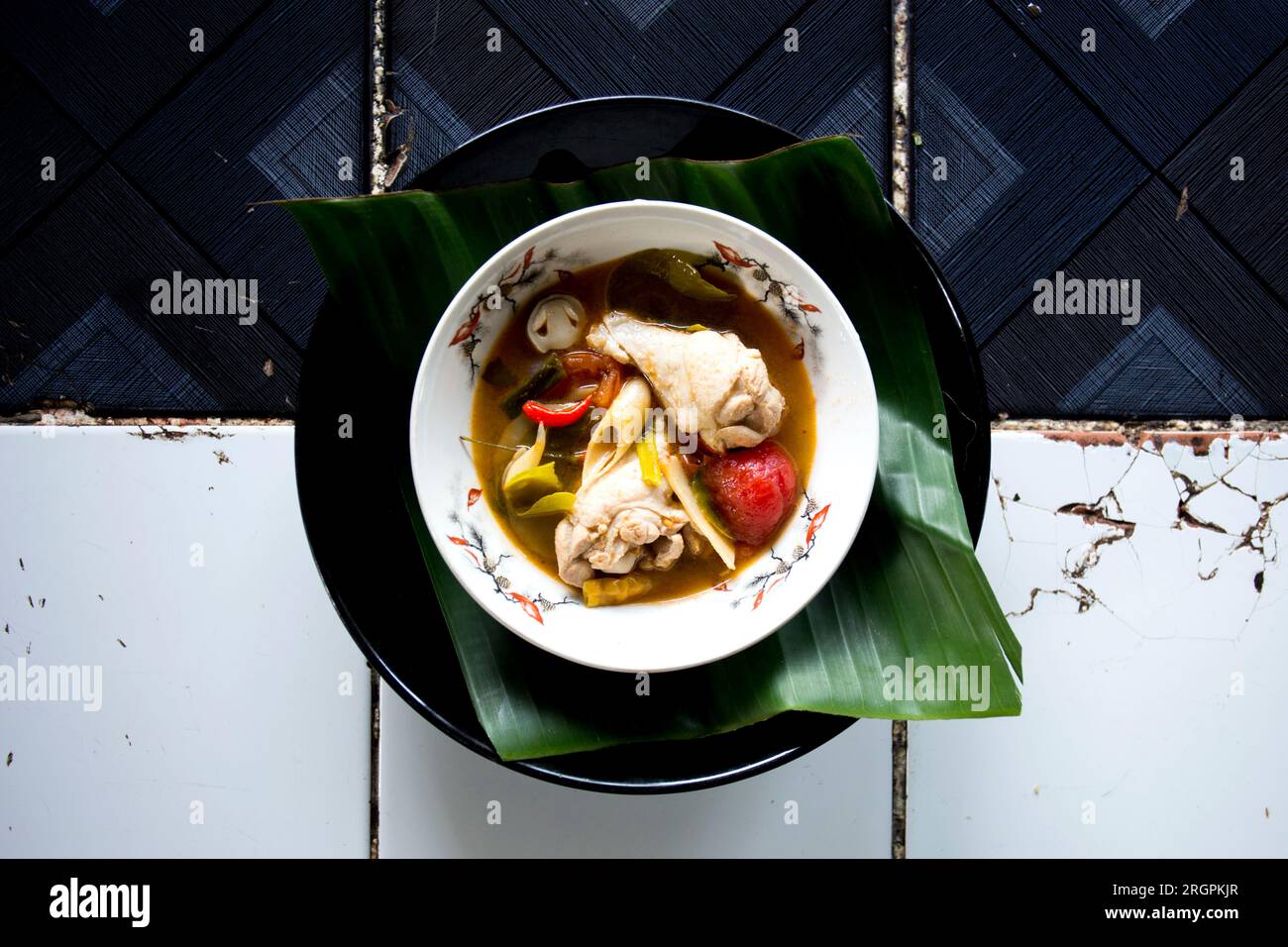 Tom Yum è una zuppa di pollo originaria della Thailandia e si può dire che sia uno dei piatti più noti della cucina tailandese. Foto Stock