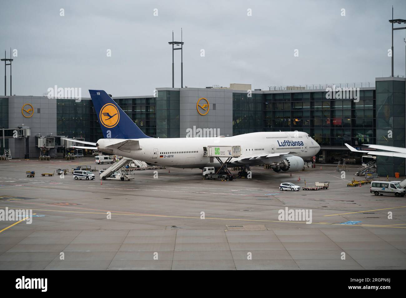 04.08.2023, Francoforte, Assia, Germania, Europa - Un aeromobile passeggeri Jumbo Jet Boeing 747-8 Lufthansa parcheggia in un cancello del Terminal 1. Foto Stock