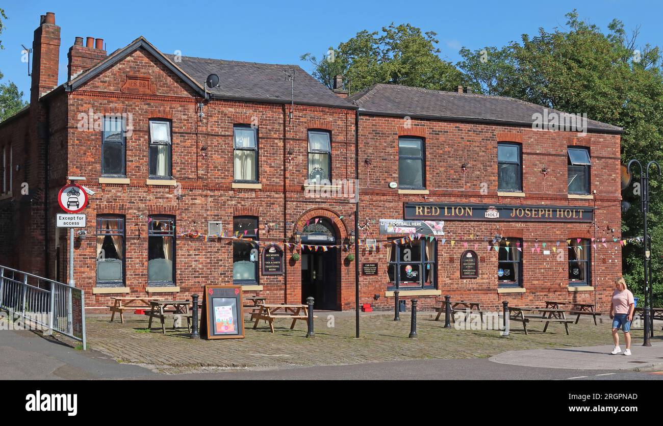 Pub Red Lion Joseph Holt, scena dei servizi fotografici Fall Mark e Smith, 398 Bury New Rd, Prestwich, Manchester, Inghilterra, Regno Unito, M25 1AR Foto Stock