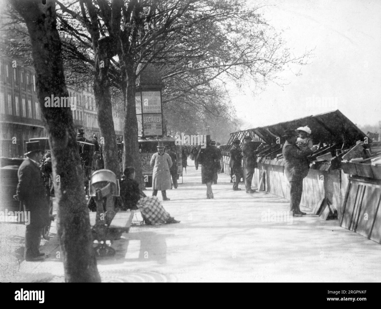 Bouquinistes sur les quais de la Seine a Parigi. - bouquinistes, quai Voltaire, Parigi. 1898. Foto Eugène Atget Foto Stock