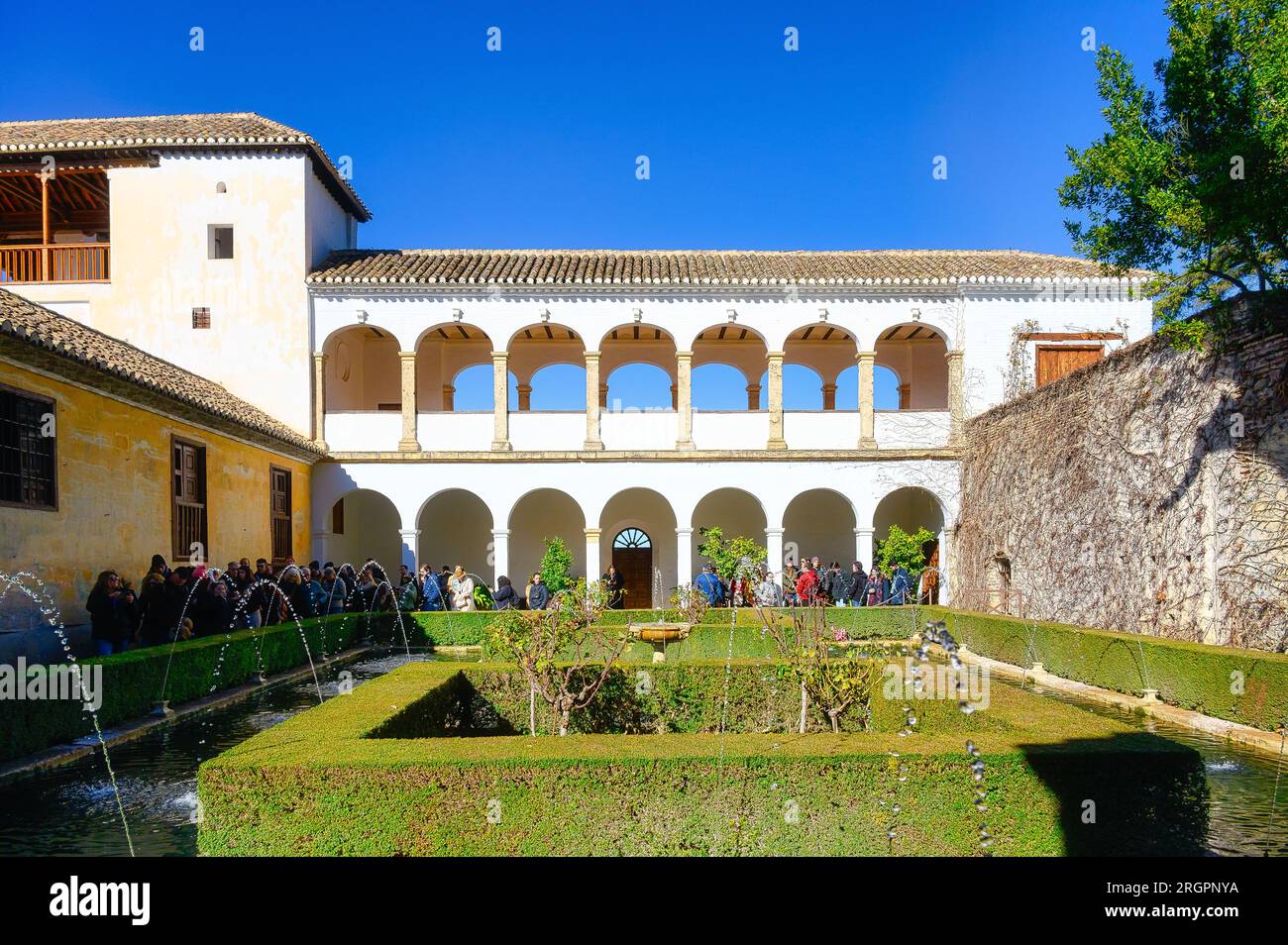 Giardino con fontana nel Palazzo dell'Alhambra, Granada, Spagna Foto Stock