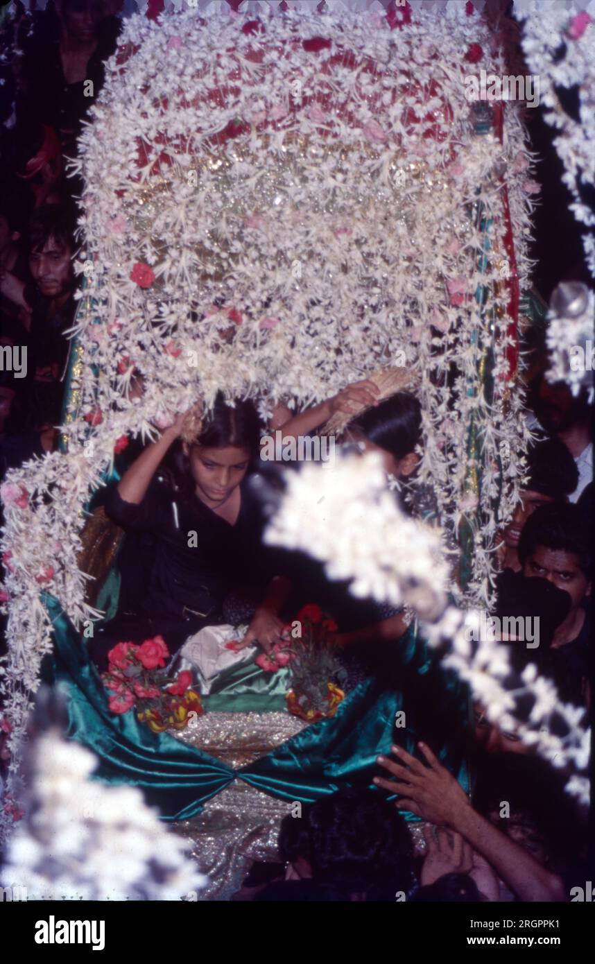 Eseguire "Nohes (Nohas)" su Ashura in ricordo di Imam Husayn. Il decimo giorno di Muharram, molti sciiti mostrano la loro devozione recitando poesie spirituali o cantando inni religiosi noti come nohas. Nella maggior parte dei casi, questi noha parlano principalmente della battaglia di Karbala e del martirio dell'Imam Husayn (AS). Foto Stock