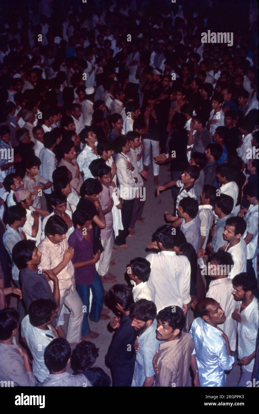 Eseguire "Nohes (Nohas)" su Ashura in ricordo di Imam Husayn. Il decimo giorno di Muharram, molti sciiti mostrano la loro devozione recitando poesie spirituali o cantando inni religiosi noti come nohas. Nella maggior parte dei casi, questi noha parlano principalmente della battaglia di Karbala e del martirio dell'Imam Husayn (AS). Foto Stock