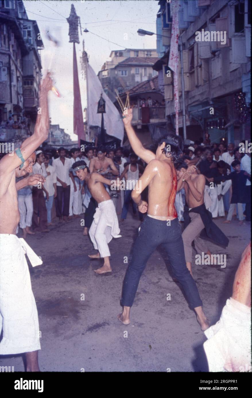 Eseguire "Nohes (Nohas)" su Ashura in ricordo di Imam Husayn. Il decimo giorno di Muharram, molti sciiti mostrano la loro devozione recitando poesie spirituali o cantando inni religiosi noti come nohas. Nella maggior parte dei casi, questi noha parlano principalmente della battaglia di Karbala e del martirio dell'Imam Husayn (AS). Foto Stock