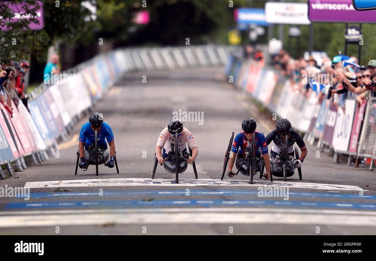 La statunitense Oksana Masters (seconda a destra) arriva in pista per vincere la gara femminile H5 Road Race il giorno nono dei Campionati del mondo di ciclismo UCI 2023 a Dumfries, in Scozia. Data immagine: Venerdì 11 agosto 2023. Foto Stock