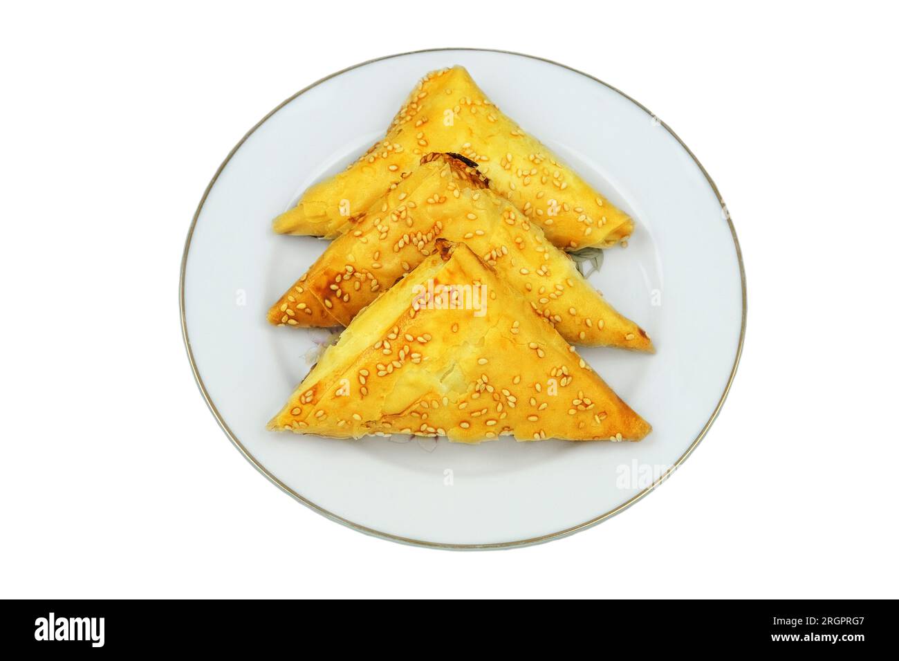 Samosa fatti in casa in un piatto su sfondo bianco. Cucina orientale. Fast food. Vista dall'alto. Foto Stock