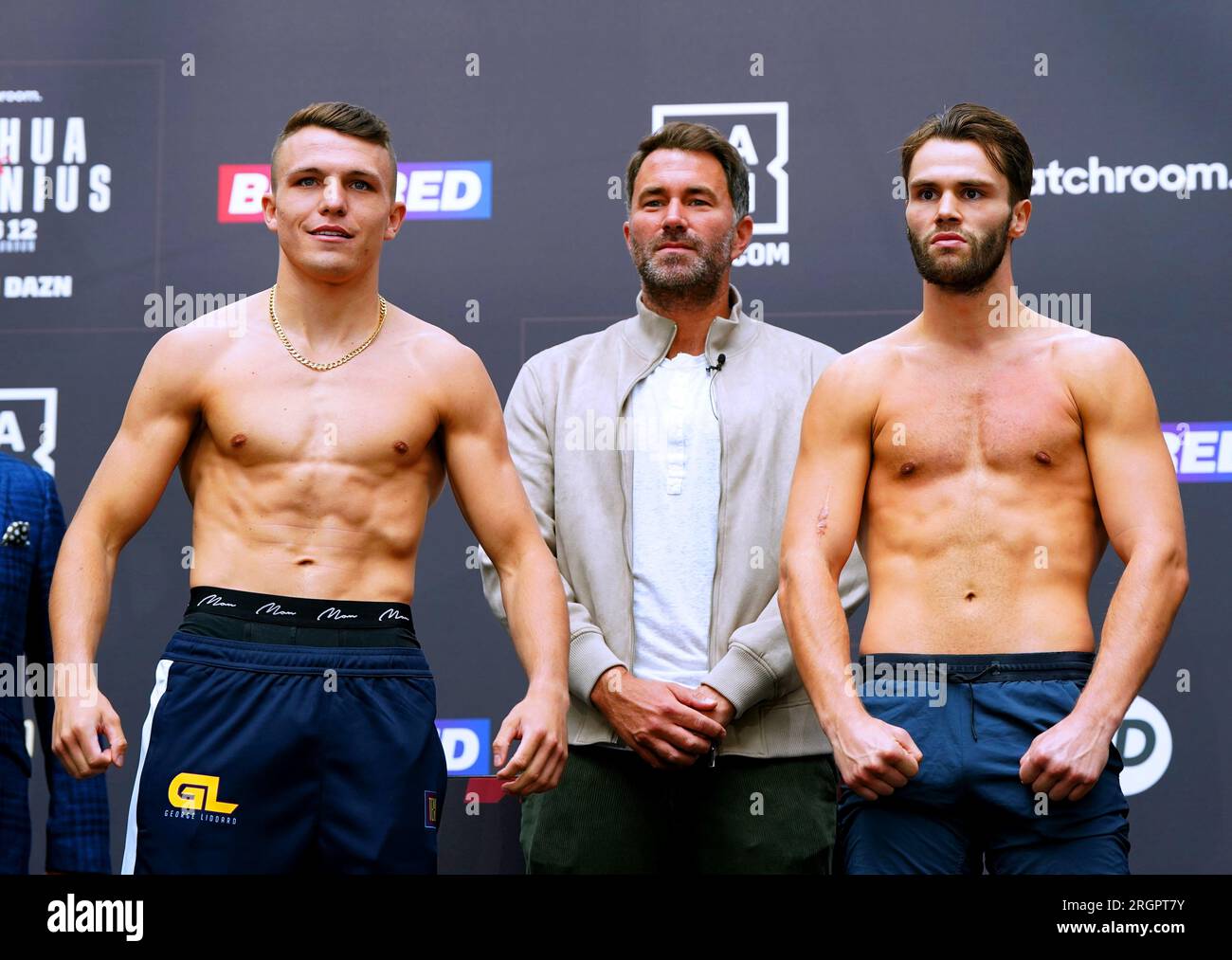 Il presidente e promotore di pugilato della Matchroom Sport Eddie Hearn (centro) si trova tra George Liddard (sinistra) e Bas Oosterweghel durante il Weigh-in pubblico a Westfield Londra. Data immagine: Venerdì 11 agosto 2023. Foto Stock