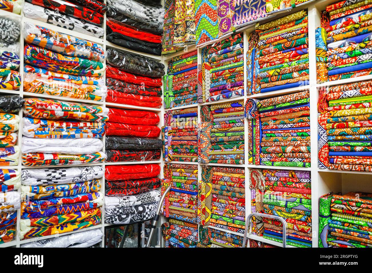 Tessuti e modelli africani e afro-caraibici venduti in un negozio a Brixton Village, popolare sala giochi al coperto, Brixton, South London, Inghilterra, Regno Unito Foto Stock