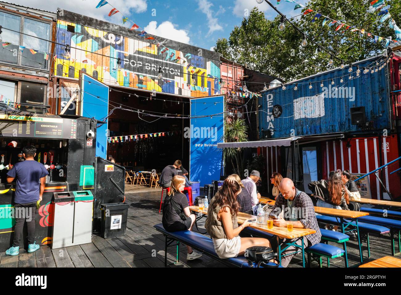 Pop Brixton, progetto di comunità pop-up con bar indipendenti, ristoranti, caffè, luogo di eventi, Brixton, Londra, Regno Unito Foto Stock