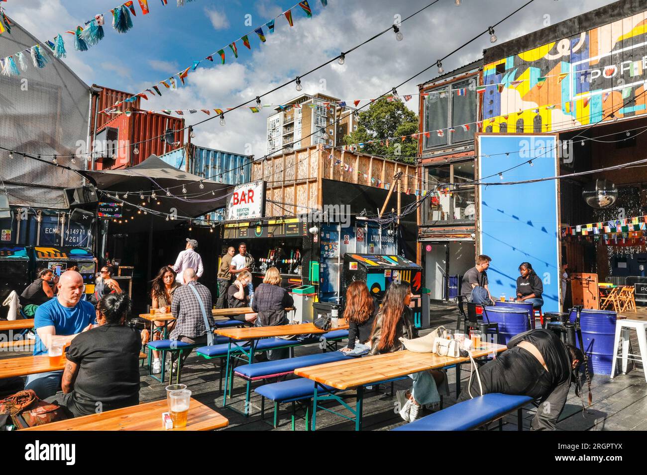Pop Brixton, progetto di comunità pop-up con bar indipendenti, ristoranti, caffè, luogo di eventi, Brixton, Londra, Regno Unito Foto Stock