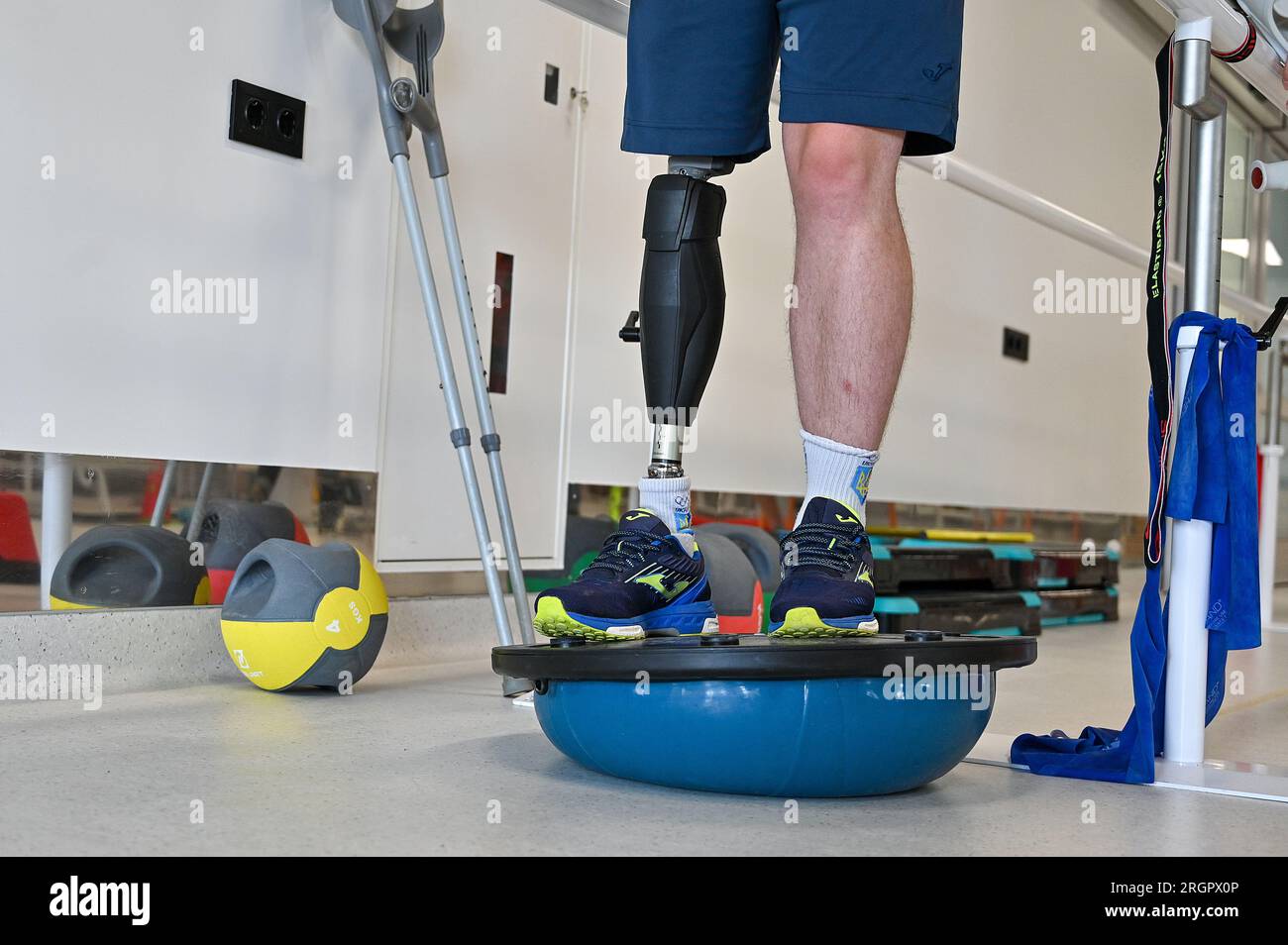 VYNNYKY, UCRAINA - 9 AGOSTO 2023 - Un paziente con protesi delle gambe si trova sulla tavola di bilanciamento presso il Superhumans Center, Vynnyky, regione di Leopoli, weste Foto Stock