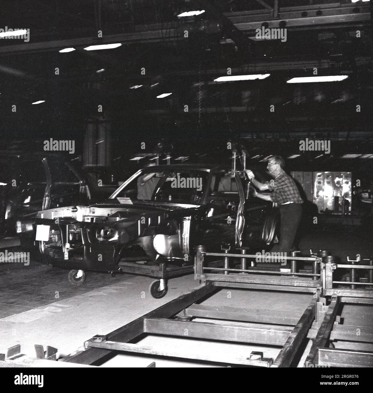 Anni '1970, storico, un operaio britannico che lavorava sulla linea di produzione di una casa automobilistica, Bedford, Inghilterra, Regno Unito. Foto Stock
