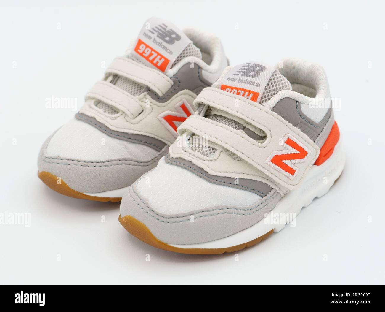 Un paio di sneaker New Balance 997H bianche per neonati, isolate su sfondo bianco Foto Stock