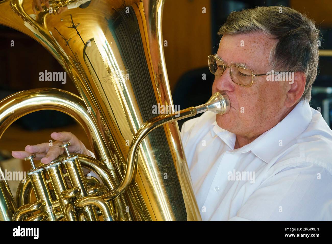 Musicista che gioca la tuba Foto Stock