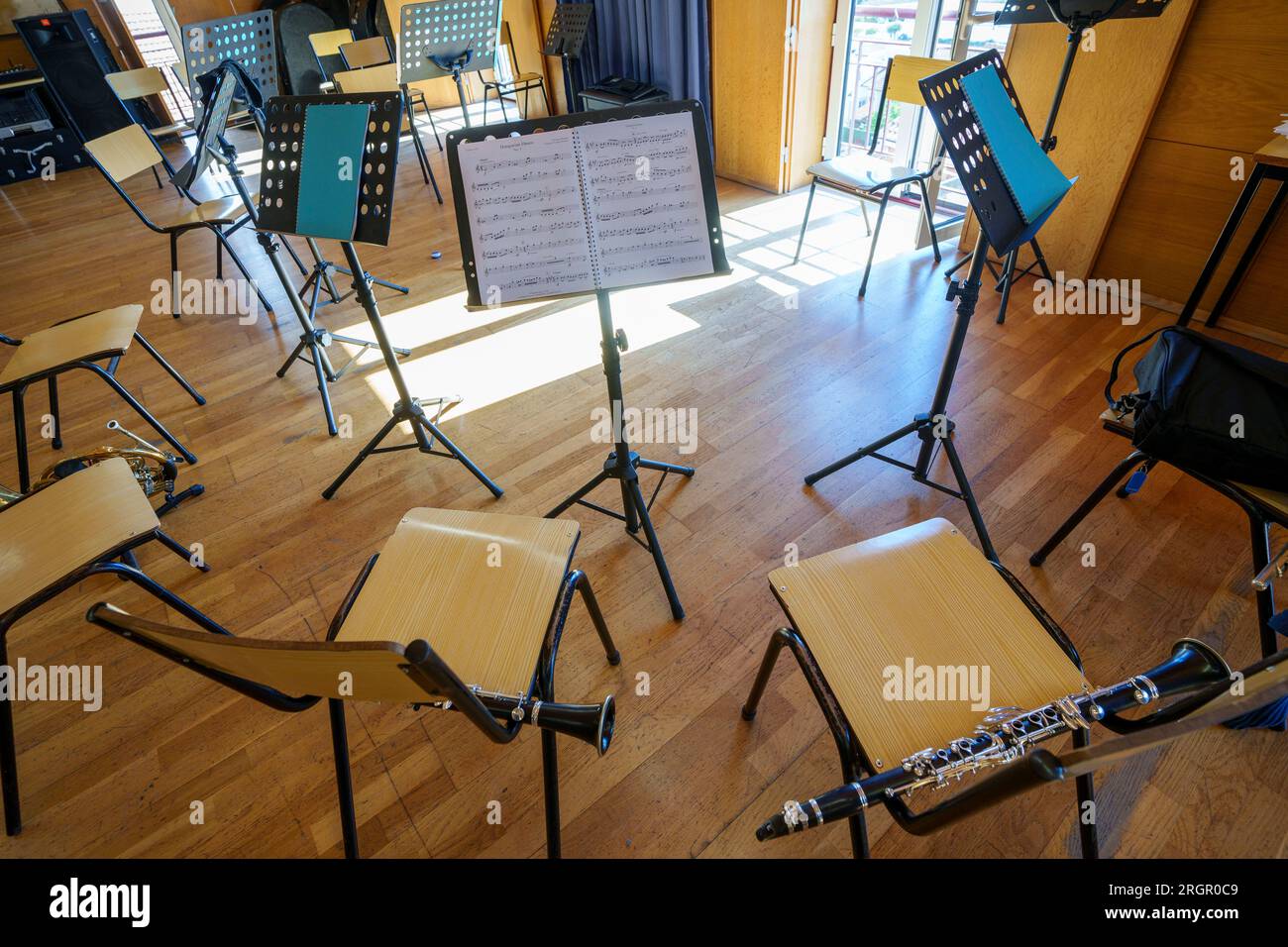 Sala pratica dell'orchestra filarmonica vuota con strumenti musicali e stand musicali Foto Stock