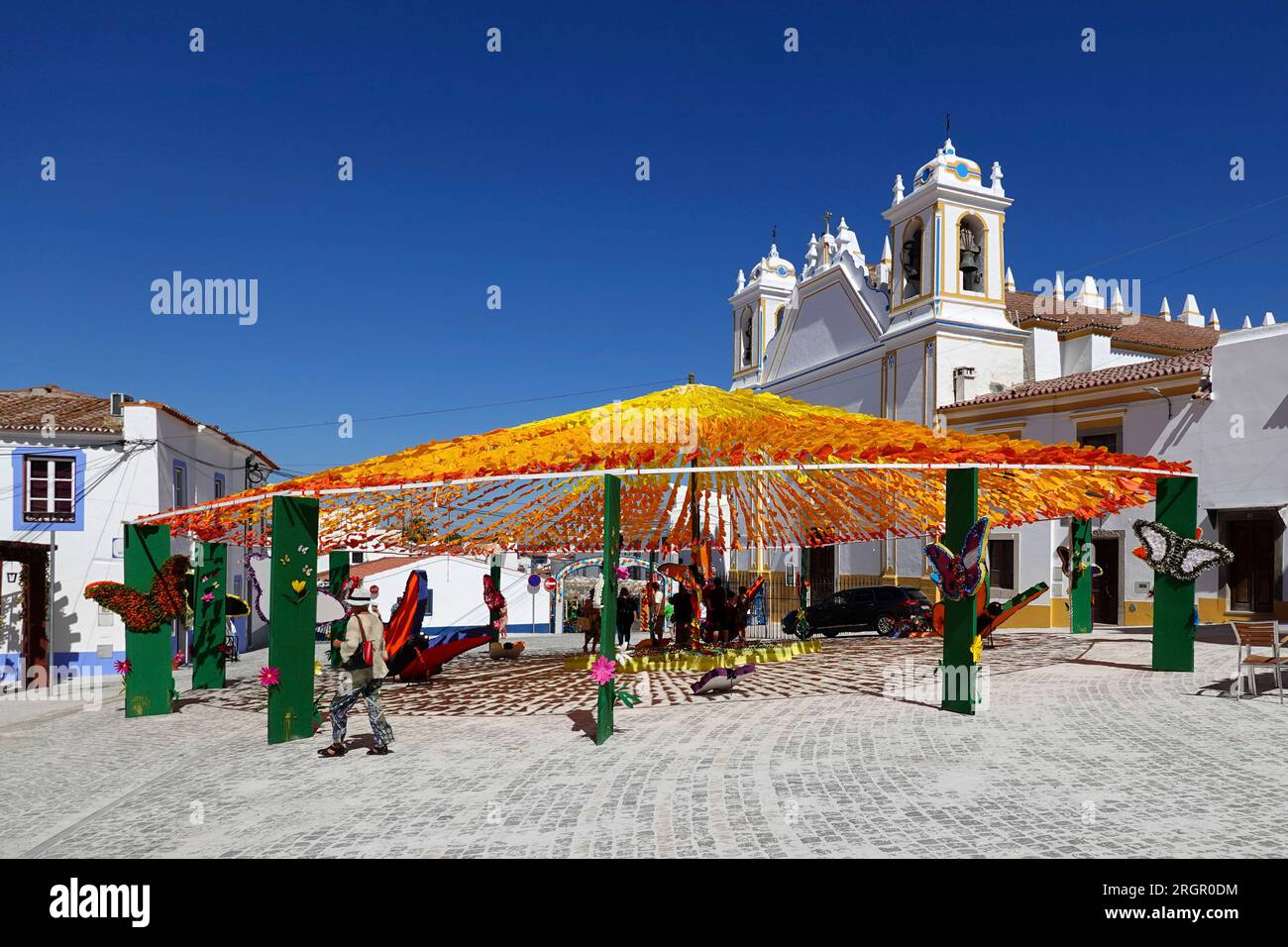 Ruas Floridas ha festeggiato le strade fiorite con fiori di carta colorati con la chiesa di Igreja Matriz sul retro, Redondo, Alentejo, Portogallo, Europa Foto Stock