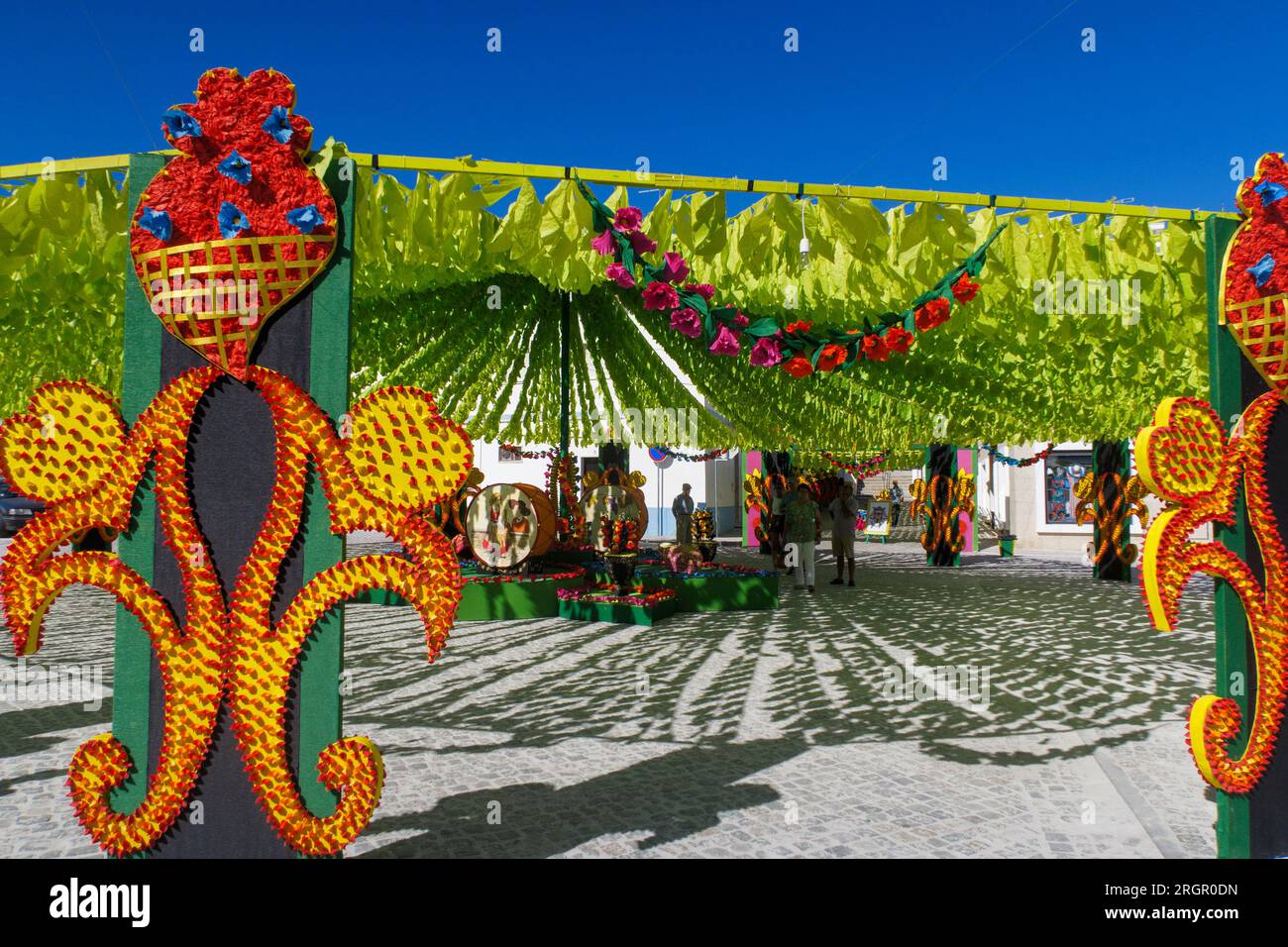 Ruas Floridas, festival delle strade fiorite con fiori di carta colorati a Redondo, Alentejo, Portogallo, Europa Foto Stock