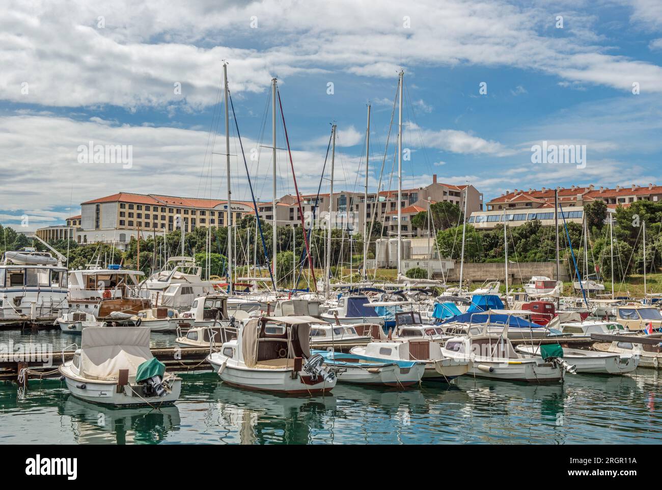 Park Plaza penisola di Veredula costa croata nel periodo estivo di giugno con molte barche e yacht ormeggiati Foto Stock