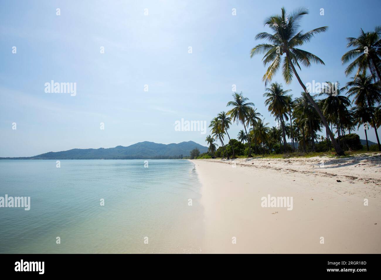 Vista di una splendida spiaggia paradisiaca sull'isola di Ko Yao nel sud della Thailandia. Foto Stock