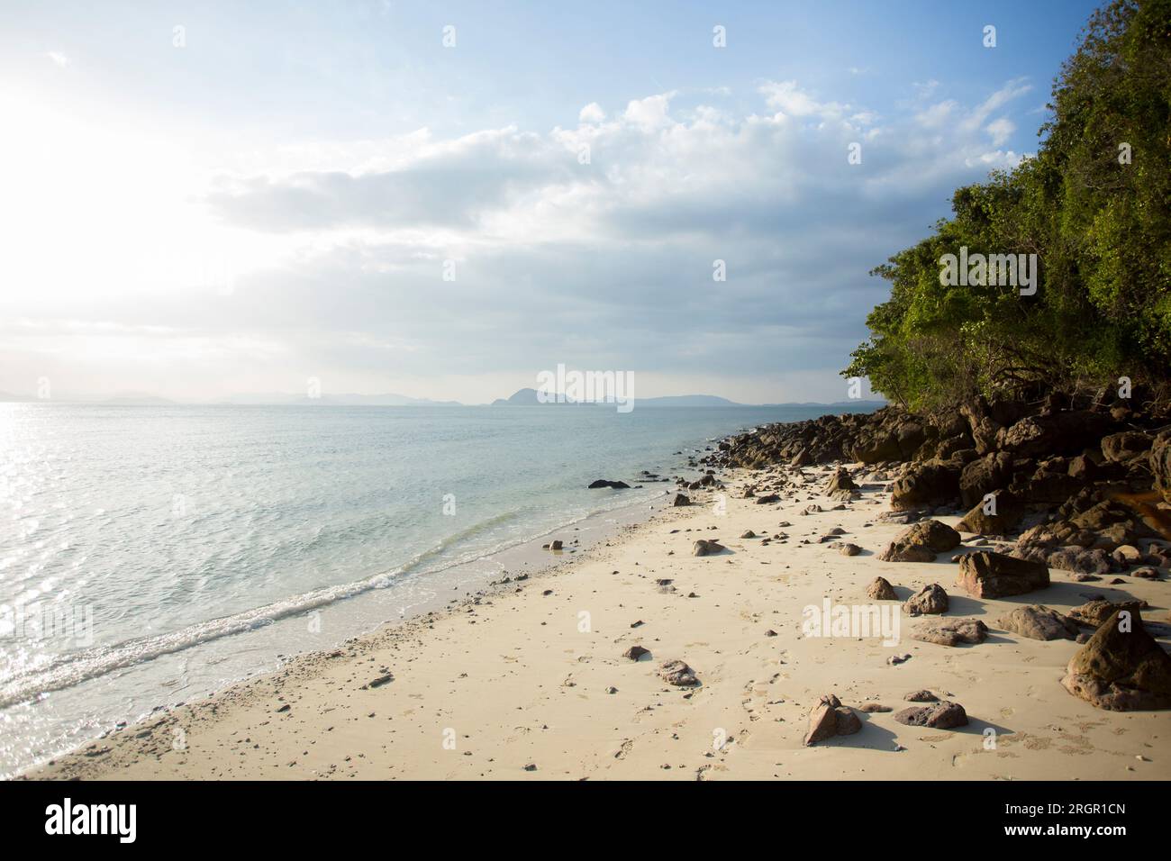 Vista di una splendida spiaggia paradisiaca sull'isola di Ko Yao nel sud della Thailandia. Foto Stock