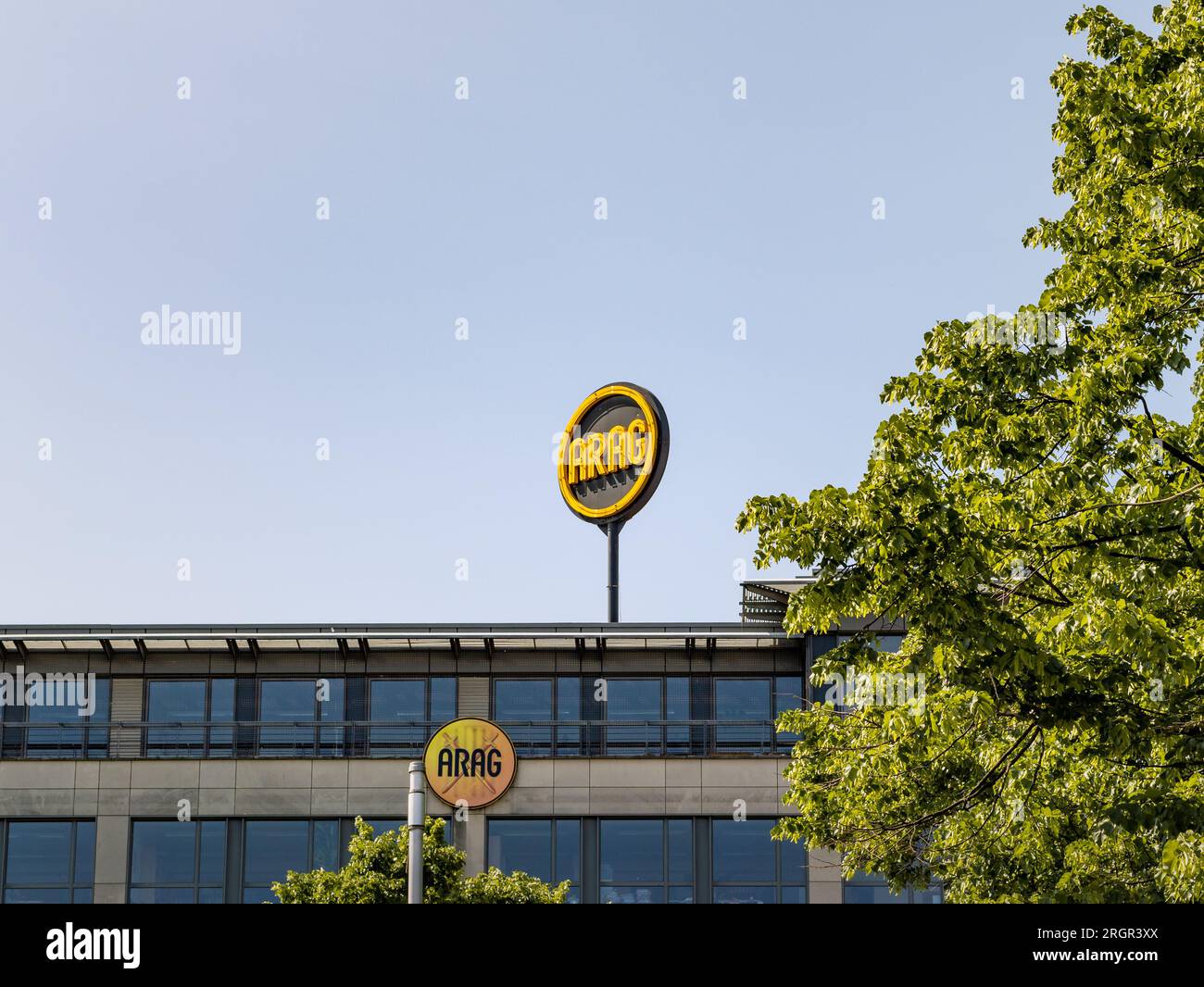 Logo ARAG della compagnia assicurativa tedesca. Pubblicità sulla facciata di un edificio per uffici. L'azienda offre soluzioni contro le perdite finanziarie. Foto Stock