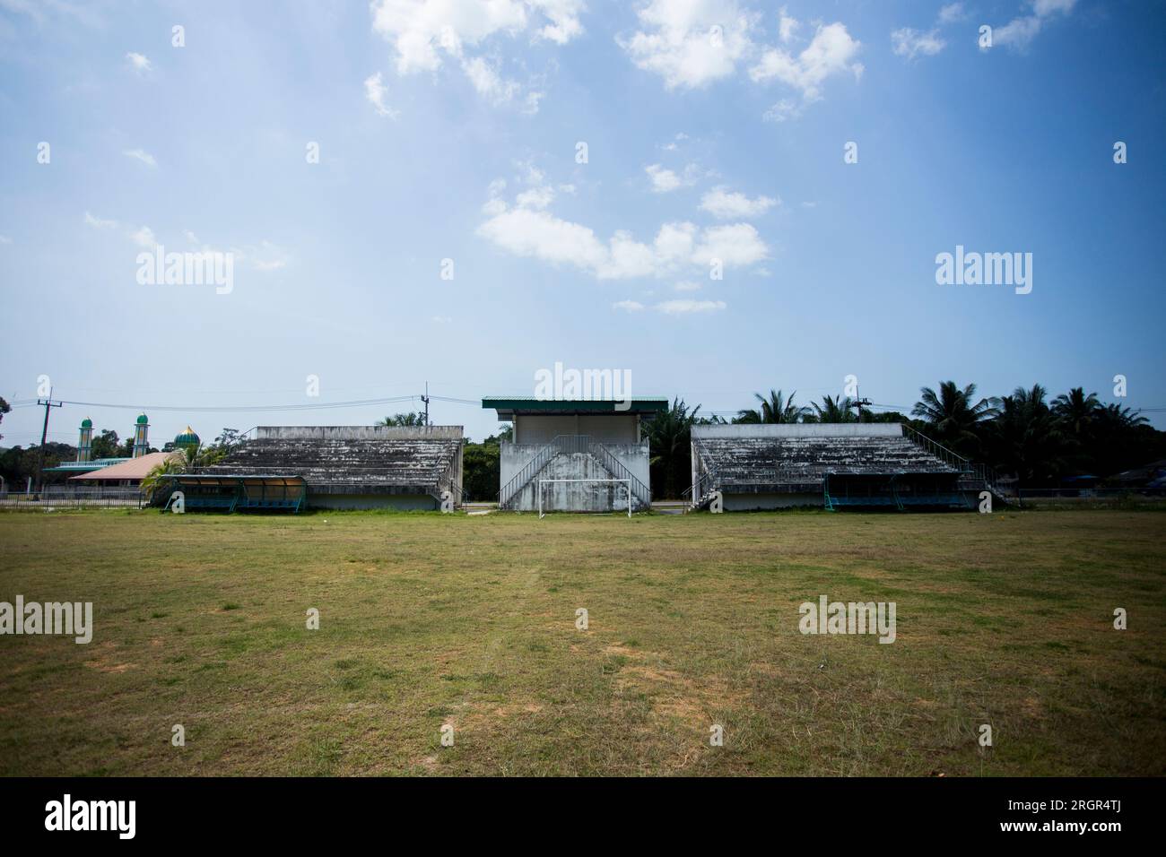 Umile stadio di calcio con una tribuna a Chiang Rai in Thailandia. Foto Stock