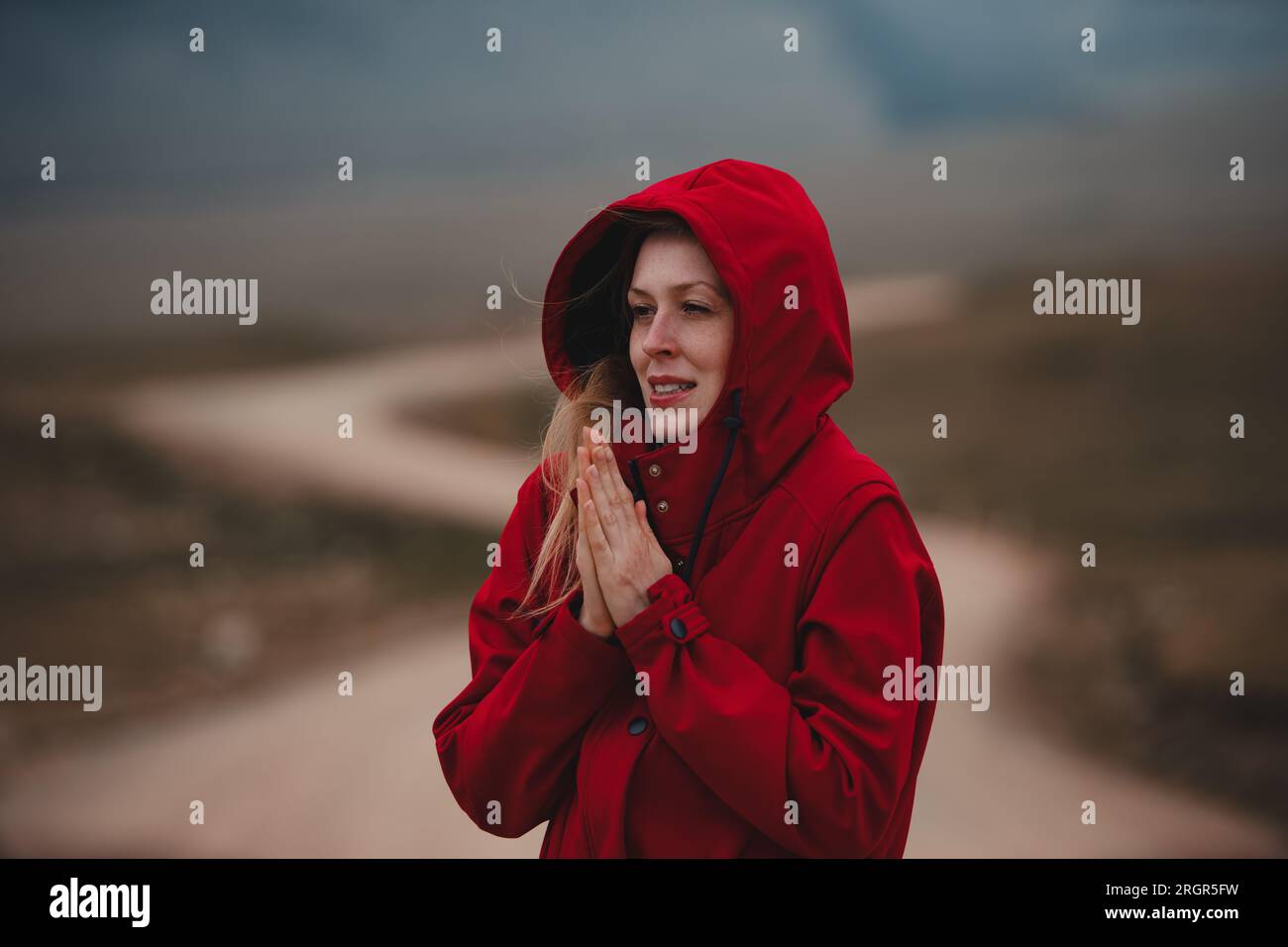 Ritratto di giovane donna con vento freddo in montagna Foto Stock