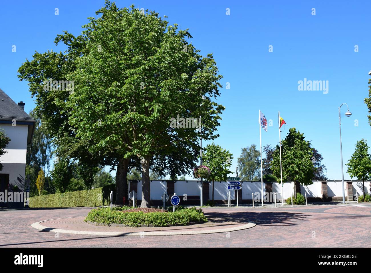 stradina cittadina con bandiere sventolanti Foto Stock