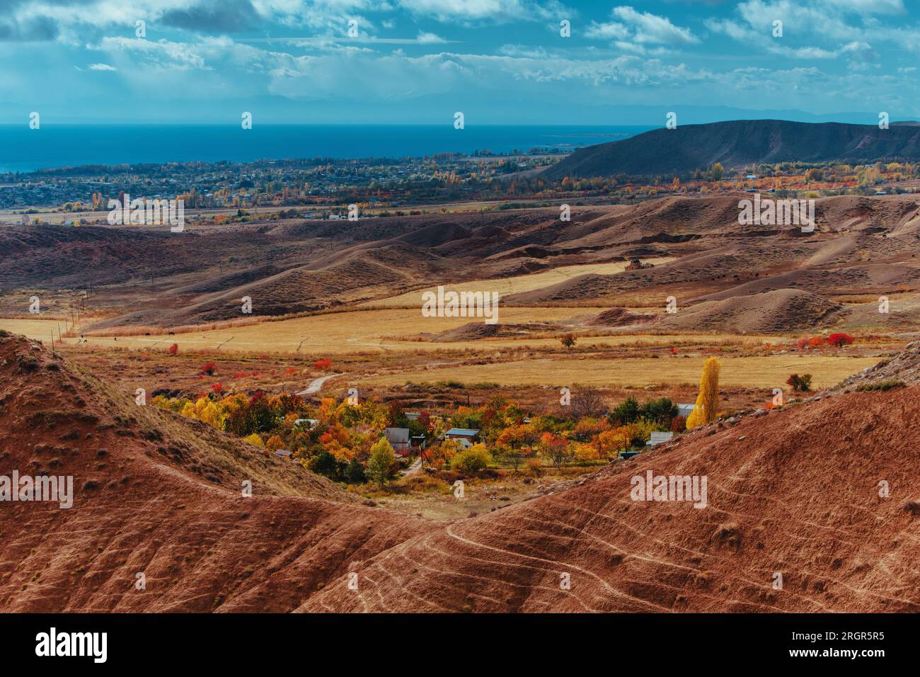 Pittoresca vista della valle con case sulle montagne, in Kirghizistan Foto Stock