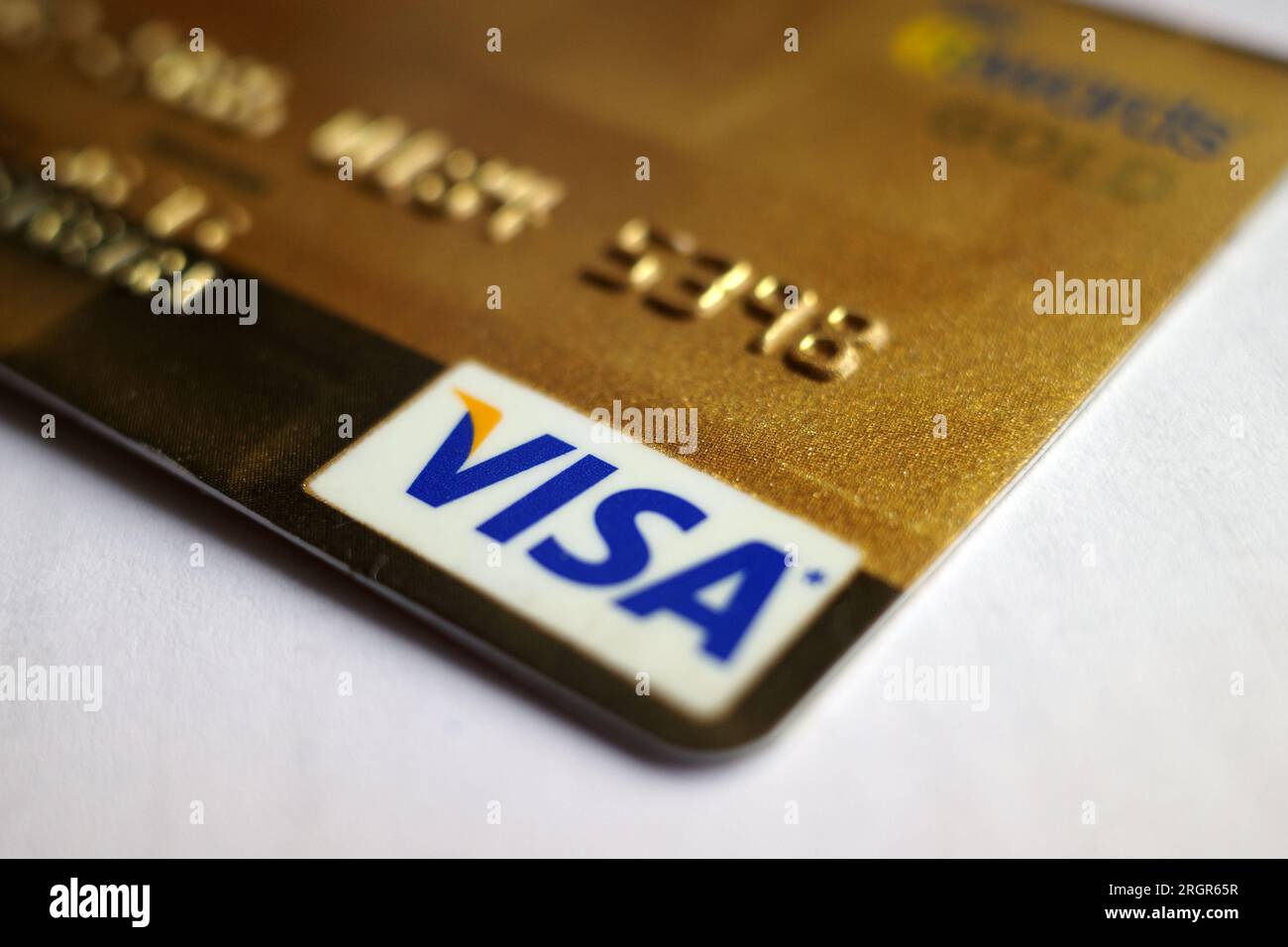 Itterbeck, Germania - 06 agosto 2023 primo piano di una carta di credito Visa dorata Foto Stock