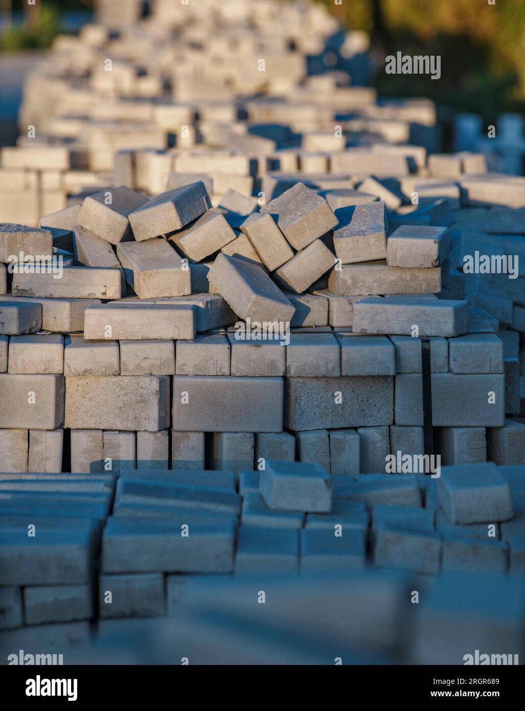 Cumulo di mattoni per marciapiede in cantiere Foto Stock