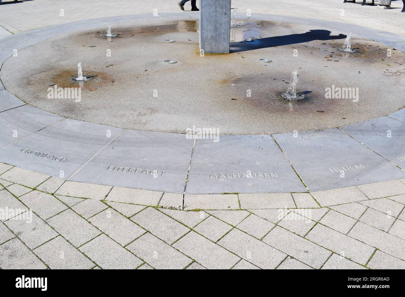 fontana sulla piazza di Sankt Vith con scritta sul gorundo Foto Stock