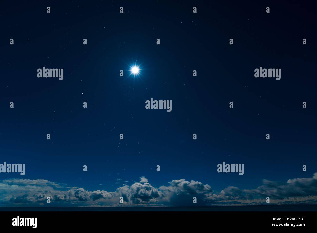 La luna splende sul cielo notturno con le nuvole Foto Stock