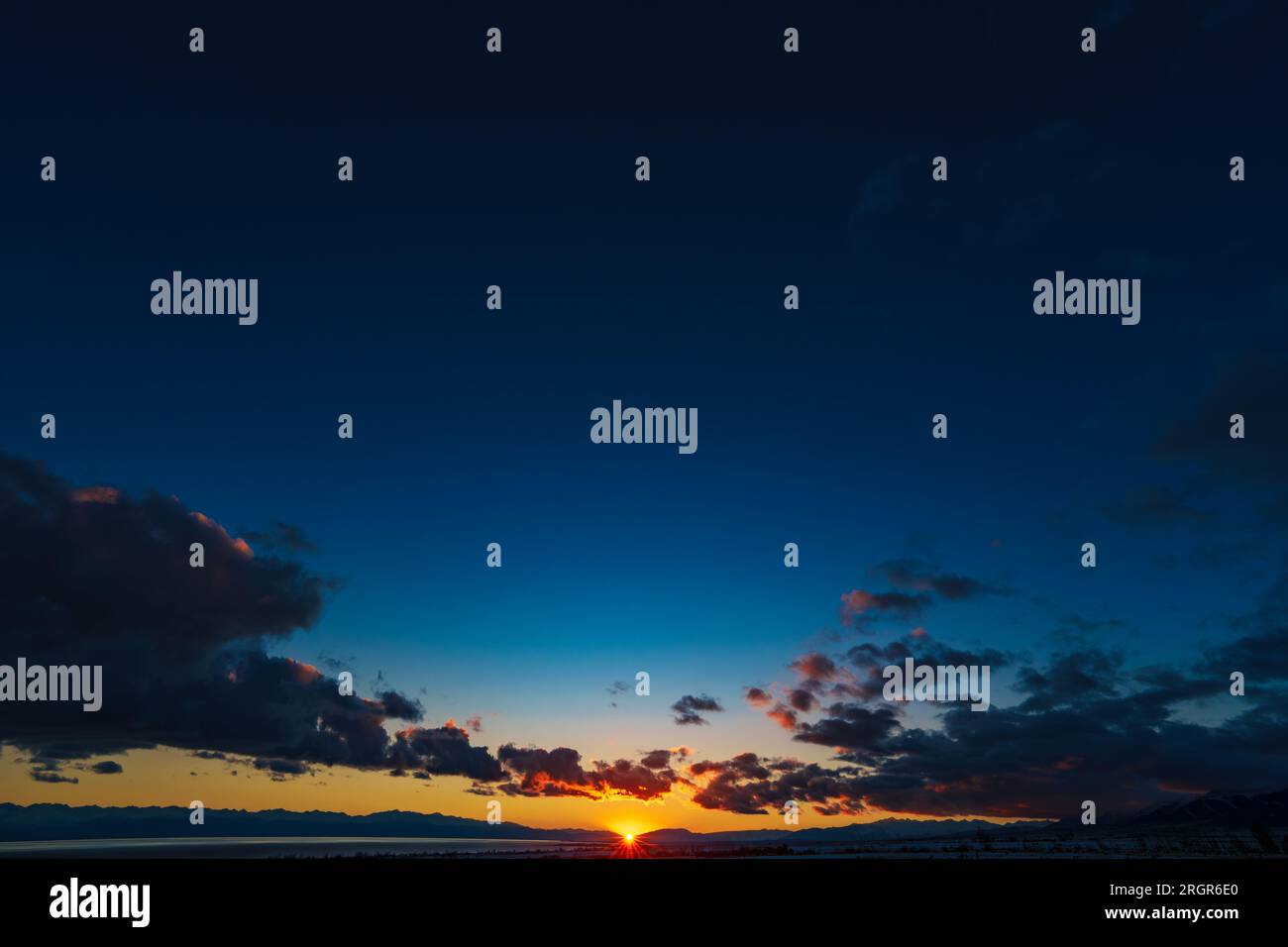 Cielo scuro colorato al tramonto Foto Stock