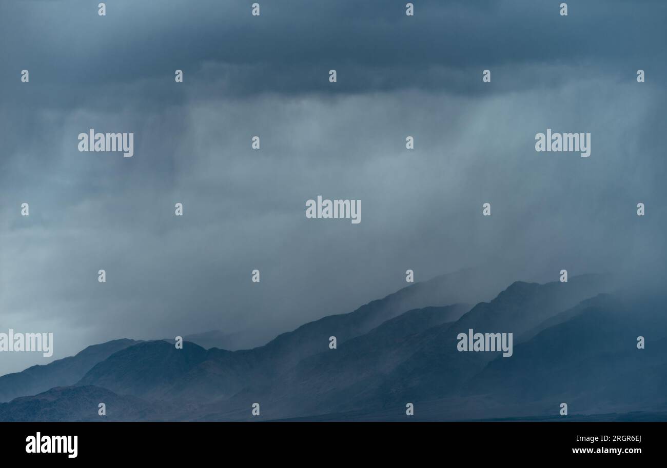 Nubi buie sulle montagne Foto Stock