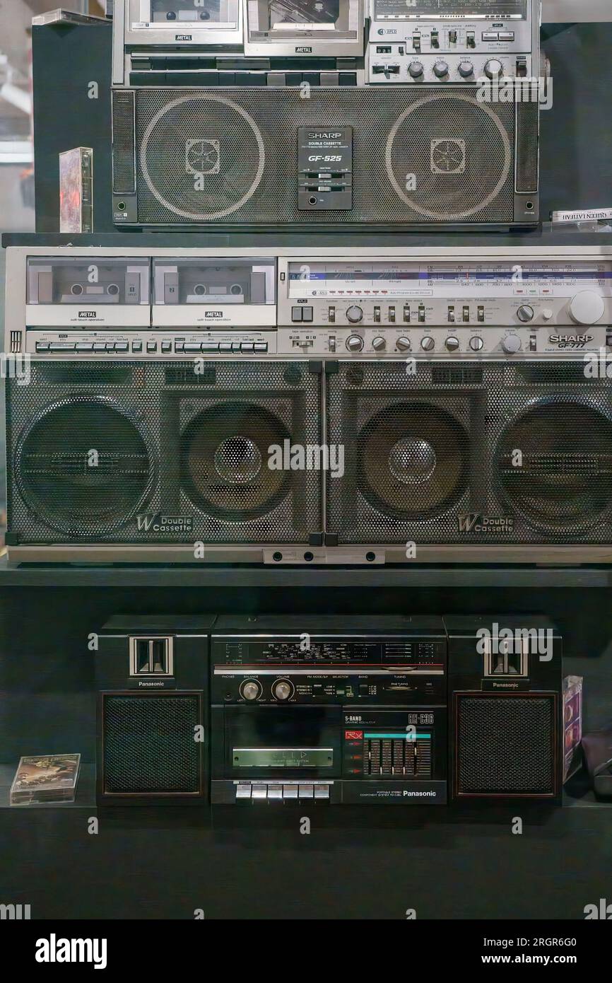 La Leeds Art Gallery espone i mazzi di cassette e i lettori musicali portatili Sharp, tra cui il GF-777, il GF-525 e il Panasonic RX-C36.Leeds, Regno Unito. Foto Stock