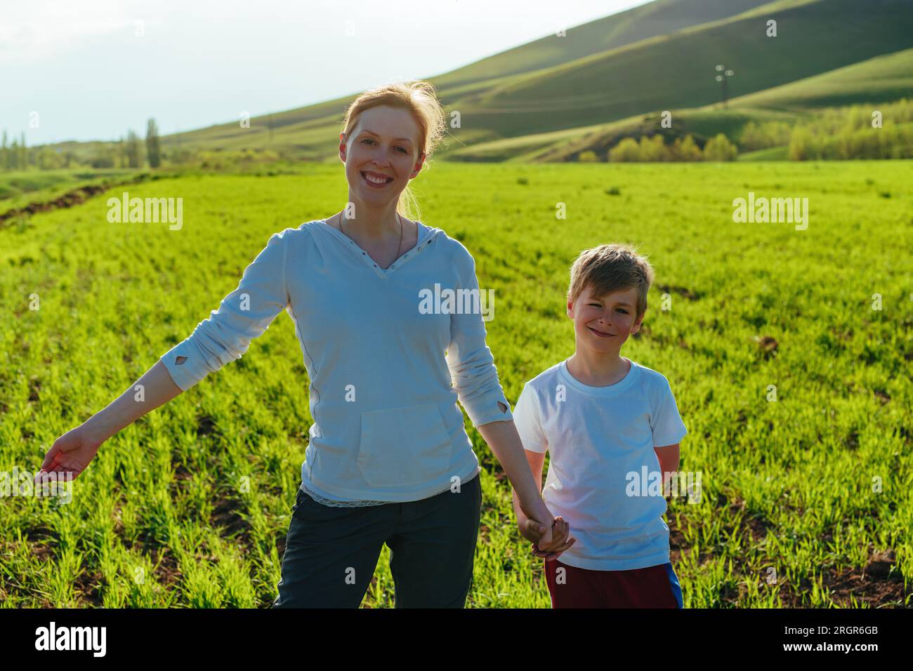 Felice ritratto di madre e figlio nel campo in una giornata di sole Foto Stock