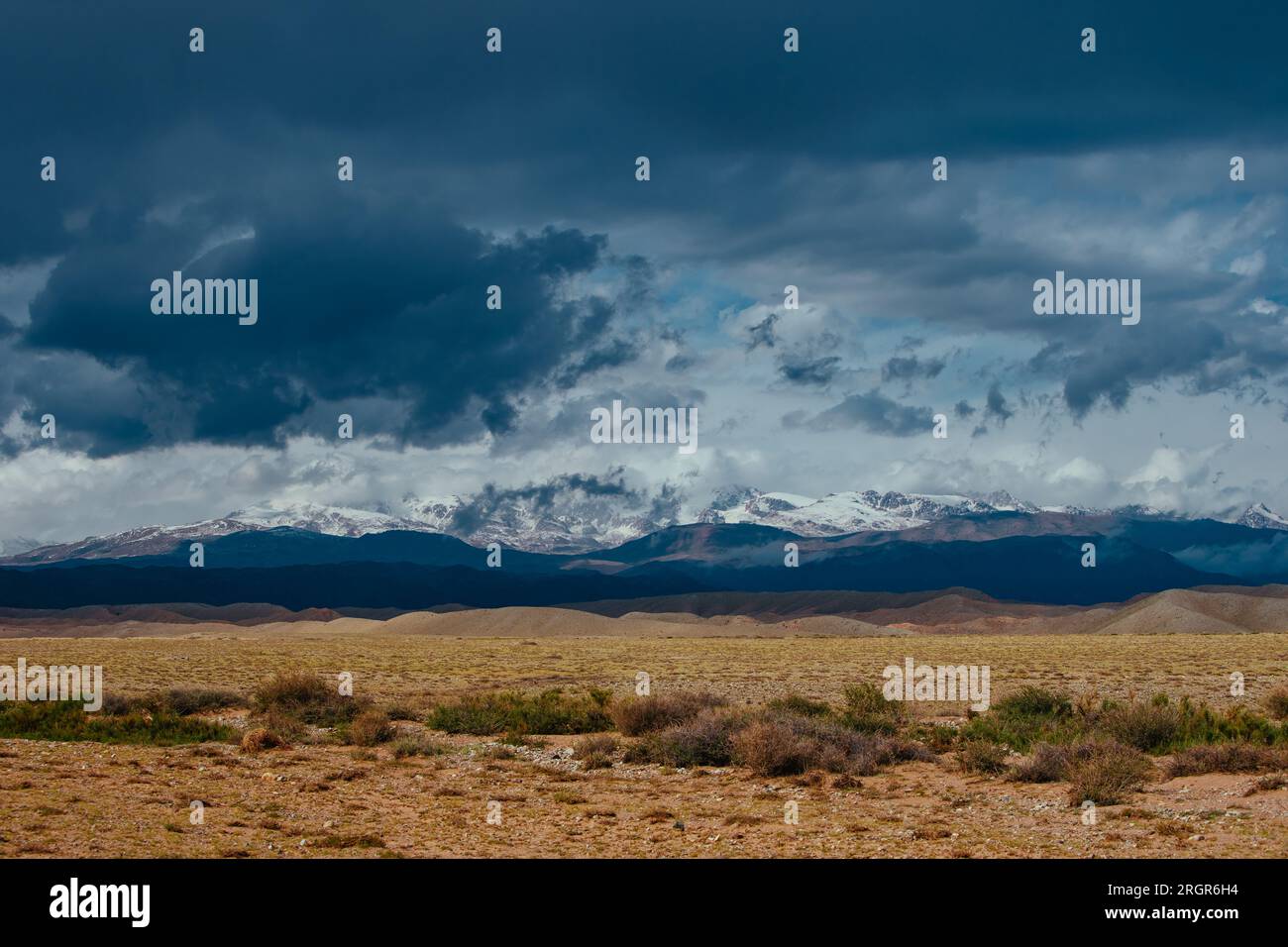 Nubi buie sulle montagne Foto Stock