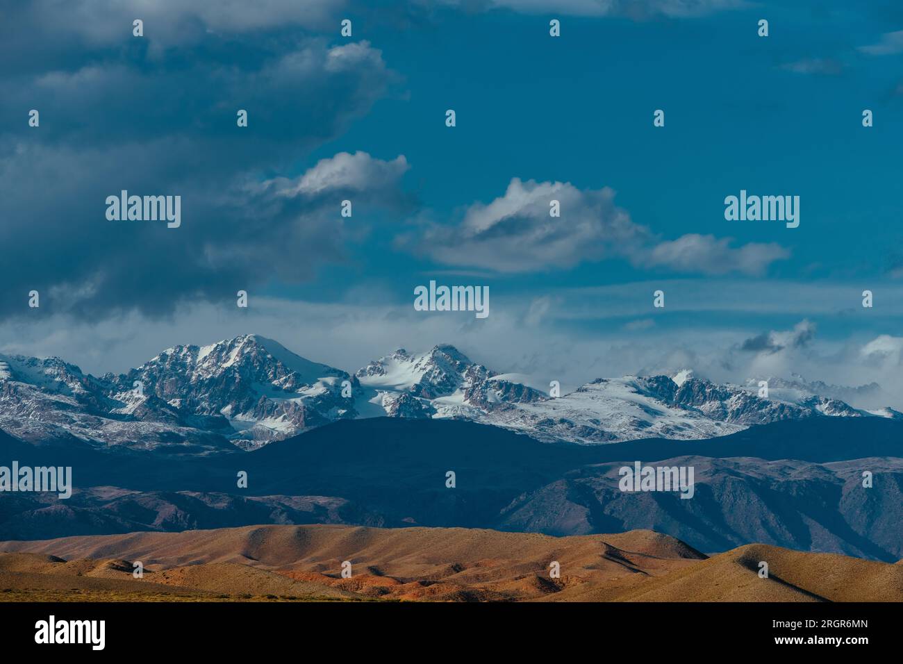Splendido paesaggio montano con cime innevate, in Kirghizistan Foto Stock