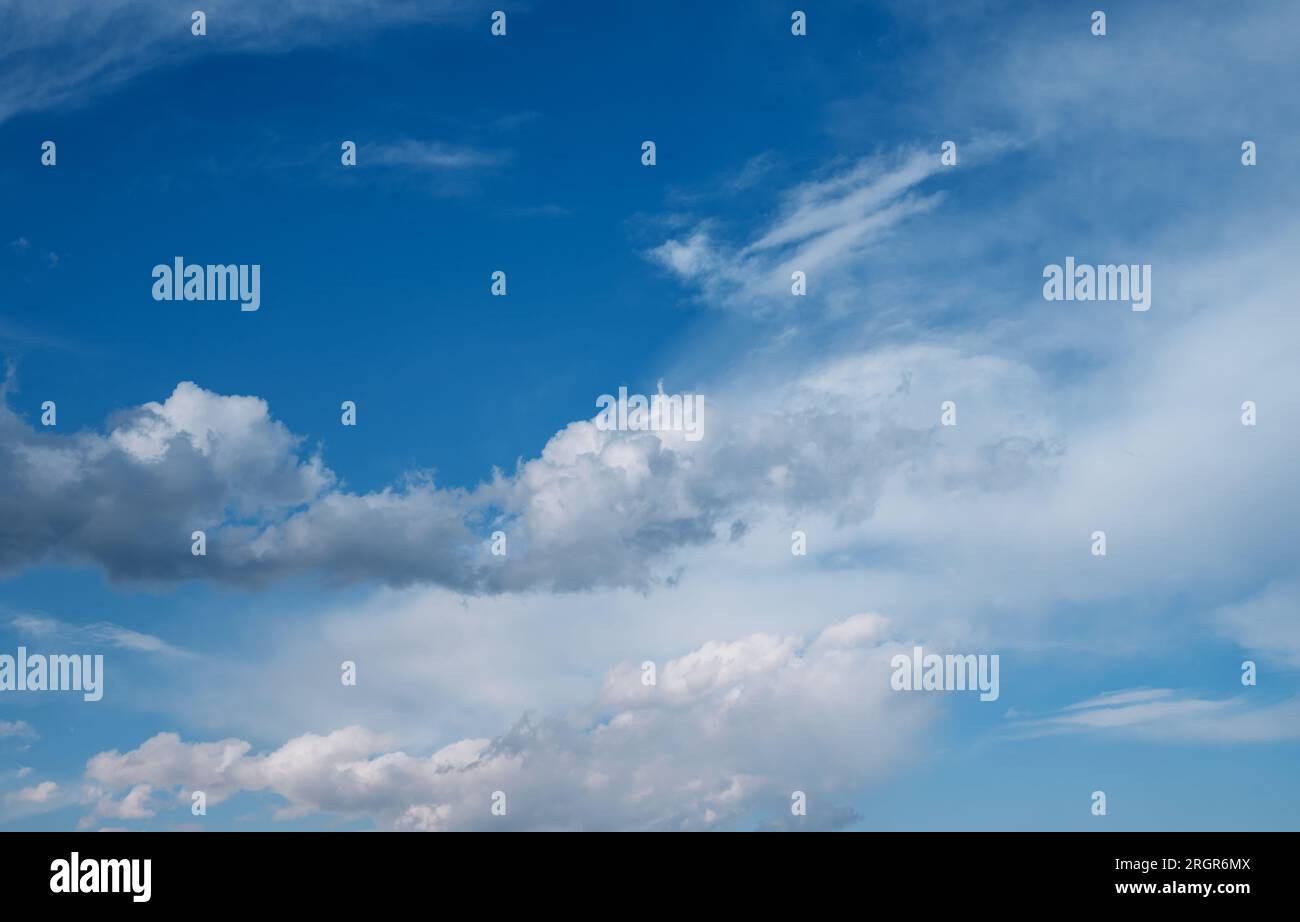 Giorno d'estate sfondo blu cielo Foto Stock